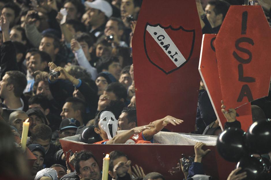 [VIDEO] Racing canta marcha fúnebre por descenso de Independiente
