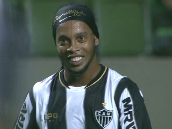 [FOTO] Ronaldinho lució su nueva dentadura